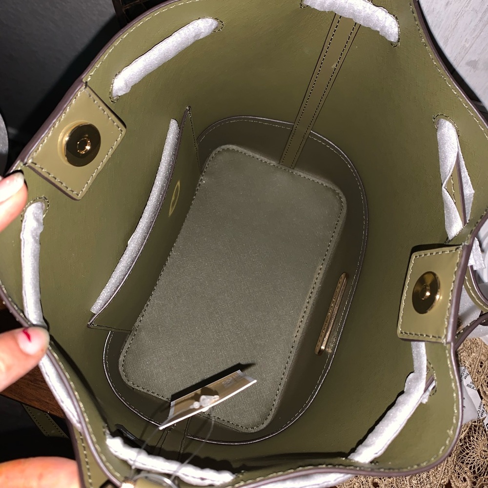 Last one ‼️New MK trista medium bucket bag ♥️ - Picture 4 of 7